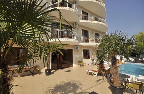 Kabardinka House | Budget-Friendly Guest House Natalia with Pool & Breakfast