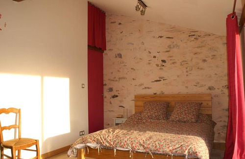 Vaire Bed & Breakfast | Guest house near Les Sables d'Olonne. Labeled 3 Sun Flowers