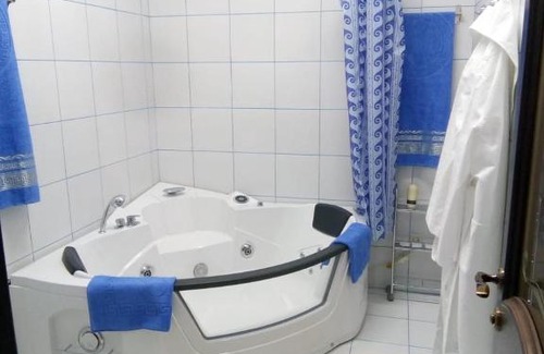 Kanevskaya House | Cozy Guest House Nes: Pet-Friendly Stay with Hot Tub