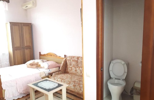 Gelendzhik House | Cozy Guest House on Lunacharskogo with Breakfast & Kitchen