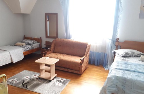 Gelendzhik House | Cozy Guest House on Lunacharskogo with Breakfast & Kitchen