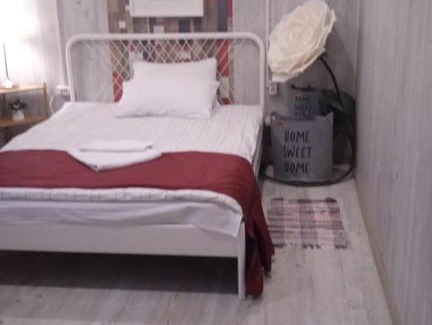 Avtozavodsky City District Apartment | Cozy Guest House on Malyshevskaya 109 with Hot Tub & Kitchen
