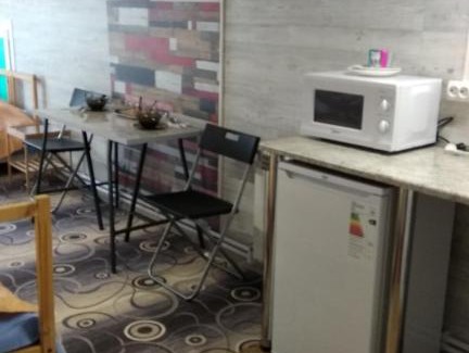 Avtozavodsky City District Apartment | Cozy Guest House on Malyshevskaya 109 with Hot Tub & Kitchen