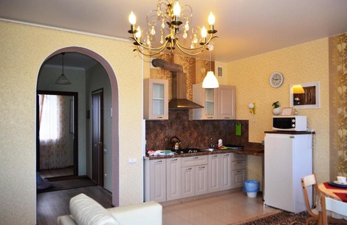 Avtozavodsky City District Apartment | Cozy Guest House on Malyshevskaya 109 with Hot Tub & Kitchen