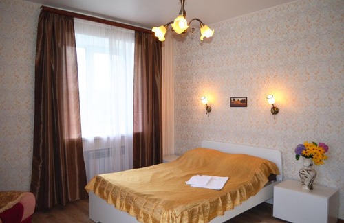 Avtozavodsky City District Apartment | Cozy Guest House on Malyshevskaya 109 with Hot Tub & Kitchen