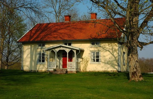 Vaxjo Municipality House | Idyllic Guest House on Skälsnäs Estate with Ocean Views