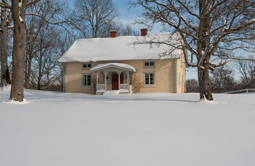 Vaxjo Municipality House | Idyllic Guest House on Skälsnäs Estate with Ocean Views