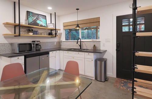 West Oak Hill Cottage | Modern Casita with Private Entry for Your Perfect Getaway