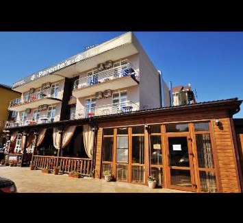 Vityazevo House | Budget-Friendly Stay at Guest House Parentes with Pool & Breakfast
