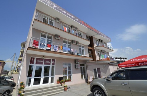 Vityazevo House | Budget-Friendly Stay at Guest House Parentes with Pool & Breakfast