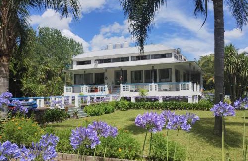 Partido de Tigre House | Oceanfront Guest House Peter Flanders with Pool & Dining