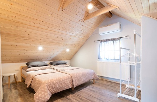 Zirovnica House | Family-Friendly Guest House Pr' Čut with Pool & Spa Awaits