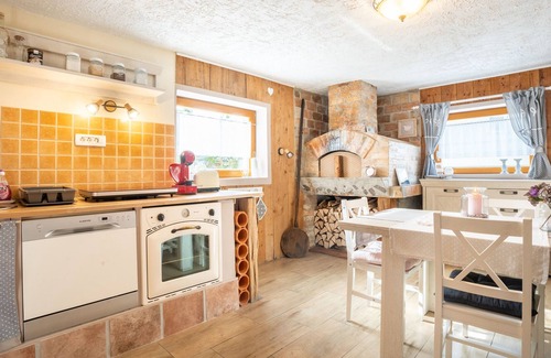 Zirovnica House | Family-Friendly Guest House Pr' Čut with Pool & Spa Awaits