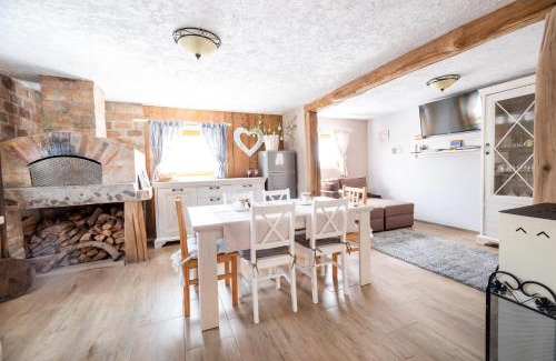 Zirovnica Apartment | Top-Rated Guest House Pr' Čut: Pet & Child Friendly Stays