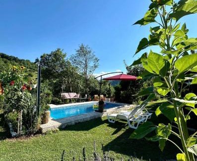 Konjic House | Cozy Stay at Guest House Queen with Oceanfront Views