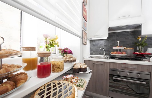 Prati House | Guest House 'Rome's Heart - Violet Room' with Wi-Fi and Air Conditioning