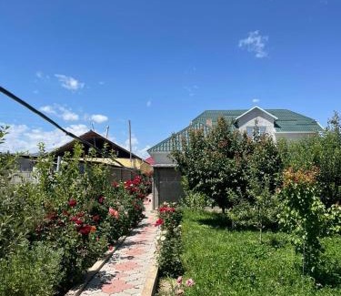 Bokonbayevo House | Cozy Guest House Semetei: Oceanfront Retreat with Breakfast