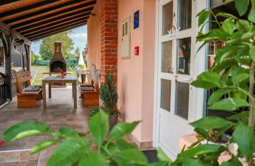 Karlovac Apartment | Relaxing Studio Apartment Marina with Outdoor Jacuzzi