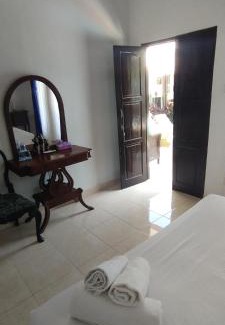 Tukad Mungga House | Discover Guest House T Sari: Family-Friendly with Pool