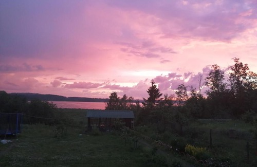 Sortavala House | Budget-Friendly Guest House u ozera na Vyborgskom with Kitchen
