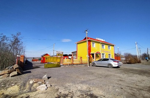 Mal'Chevskoe Bed & Breakfast | Pet-Friendly Guest House U Yevgenii with Breakfast & Hot Tub