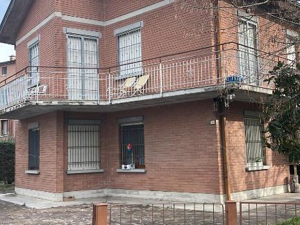 Reggio nell'Emilia House | Cozy Guest House Via Emilia: Family-Friendly & Convenient