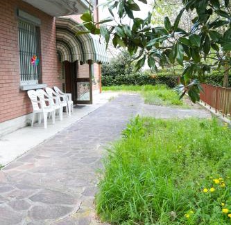 Reggio nell'Emilia House | Cozy Guest House Via Emilia: Family-Friendly & Convenient