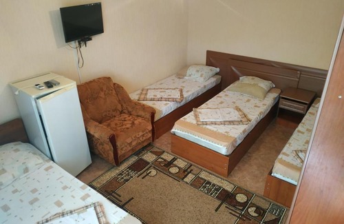 Vityazevo House | Discover Guest House "Vinogradnaya Loza" with Kitchen Access