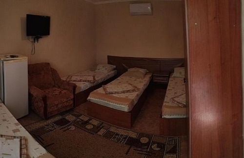 Vityazevo House | Discover Guest House "Vinogradnaya Loza" with Kitchen Access
