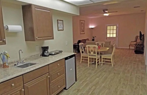 Leesburg House | Inviting Guest House with Pool & Boat Parking Amenities