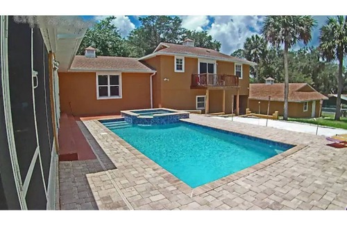 Leesburg House | Inviting Guest House with Pool & Boat Parking Amenities