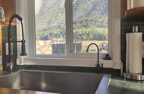 Okanagan-Similkameen House | Scenic Guest House with Vineyard Strolls & Mountain Views