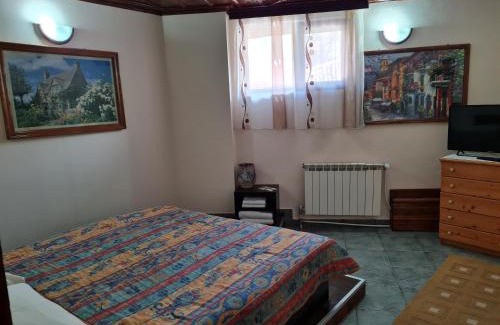 Koprivshtitsa House | Pet-Friendly Guest House Zlatniyat Telets with Hot Tub