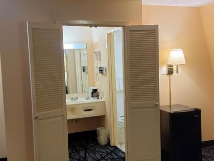 Van Wert Hotel | Cozy Guest Keeper Inn with Complimentary Breakfast