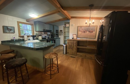 Plantersville Cabin | Cozy Guest Ranch Cabin with Pool and Fishing Lake