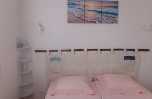 Ars-en-Re Bed & Breakfast | Guest Room - 2 with Shared Garden and Air Conditioning