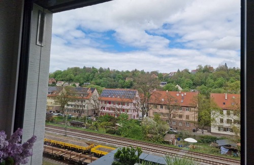 Au/Unterer Wert/Franzosisches Viertel Apartment | Elegant Penthouse Retreat Near Esi with Breakfast & Kitchen