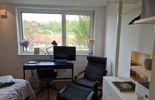 Au/Unterer Wert/Franzosisches Viertel Apartment | Elegant Penthouse Retreat Near Esi with Breakfast & Kitchen