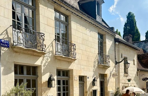 Azay-le-Rideau Apartment | Guest room Jaune - Auberge Radieuse