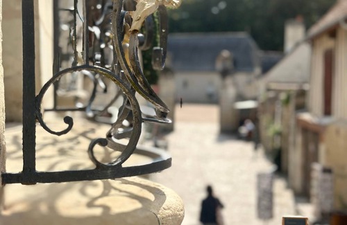 Azay-le-Rideau Apartment | Guest room Jaune - Auberge Radieuse