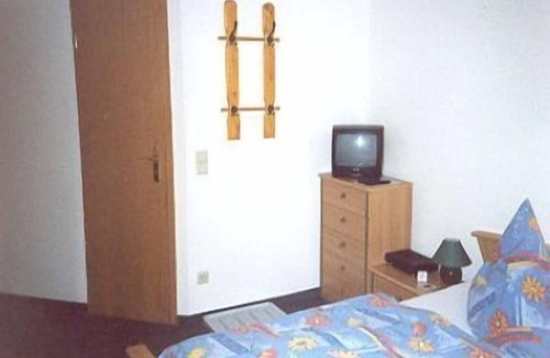 Coschuetz Apartment | Ground Floor Guest Room in South Dresden with Kitchen Access