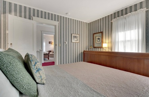 Freeport Bed & Breakfast | Delightful Guest Room with Private Bath & Daily Gourmet Breakfast