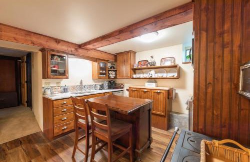 Murray Apartment | Comfortable Guest Suite at The Red House with Private Entrance