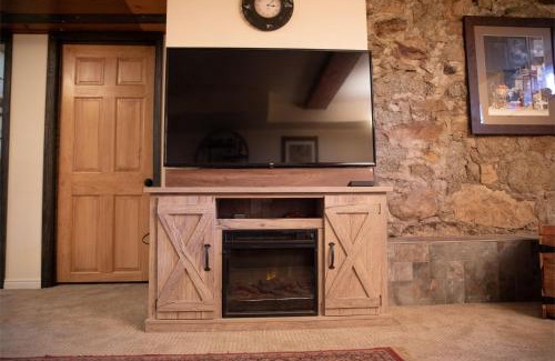 Murray Apartment | Comfortable Guest Suite at The Red House with Private Entrance