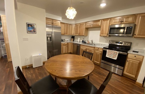 Moscow House | Cozy Guest Suite with Hot Tub & Spa Amenities for 4