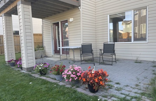 Royal Oak House | Private Entrance Guest Suite in NW Calgary with Pool & Spa