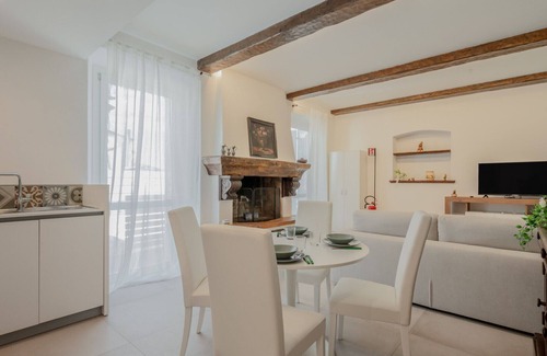 Luni Apartment | GuestHost - Mare Monti Apartment 1