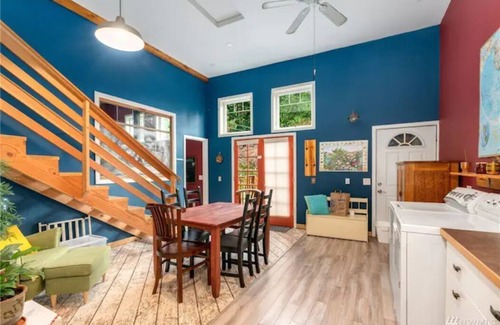 Gatewood Cottage | Discover Guesthouse Steps from Lowman Beach with Ocean Views