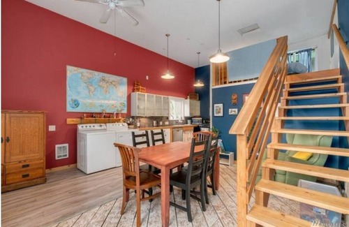 Gatewood Cottage | Discover Guesthouse Steps from Lowman Beach with Ocean Views