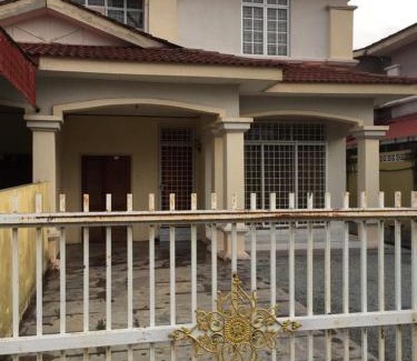 Kawasan Perindustrian Mara House | Family-Friendly Guesthouse Adam with Great 8/10 Rating